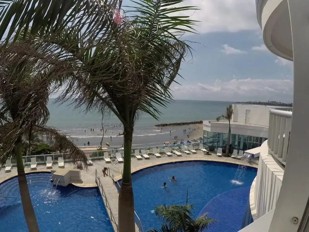 2 Bedroom Beachfront Apartment 2p1-al With Pool And Wifi