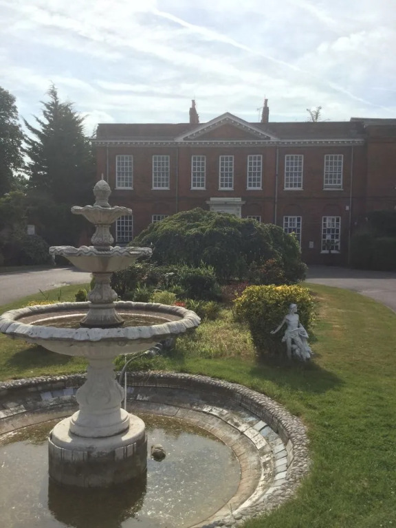 Baylis Park Hotel