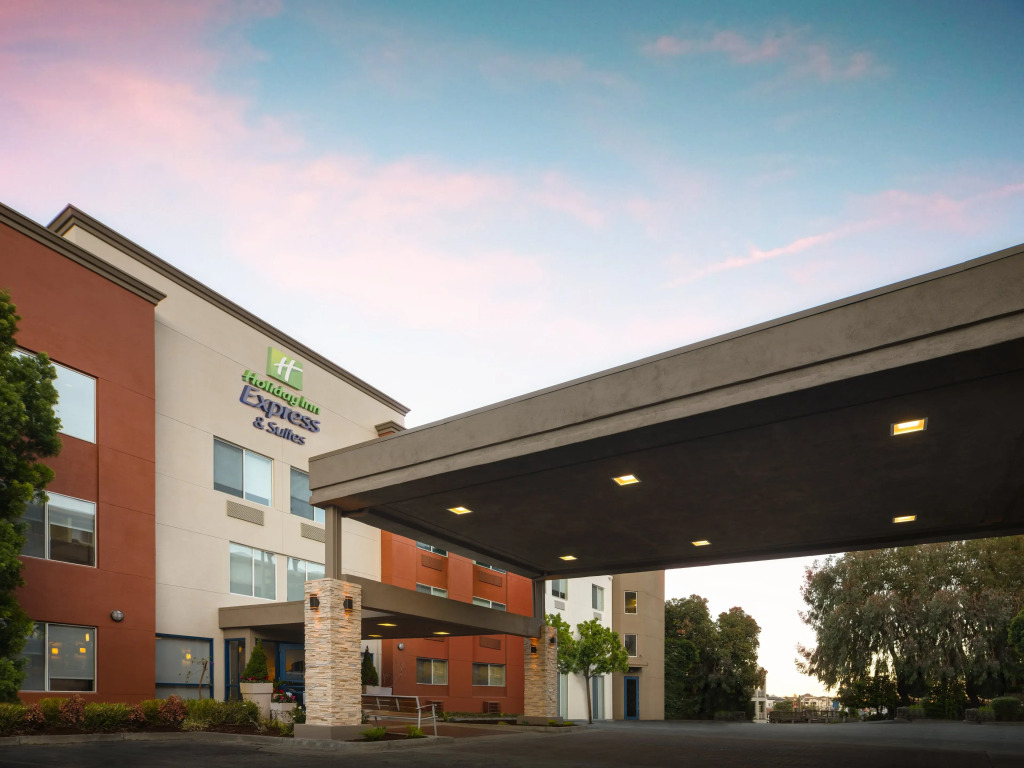 Holiday Inn Express Hotel & Suites Belmont by IHG