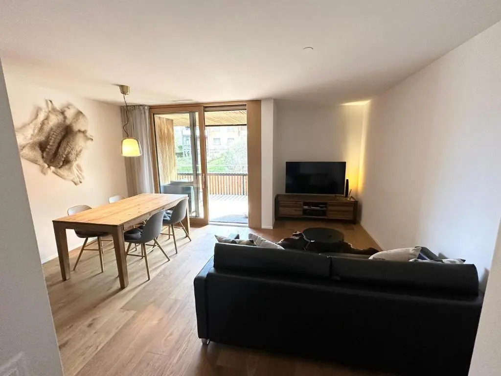 Beautiful Sunny New 1 Bed Apt (2.5Zim). Ski in/out