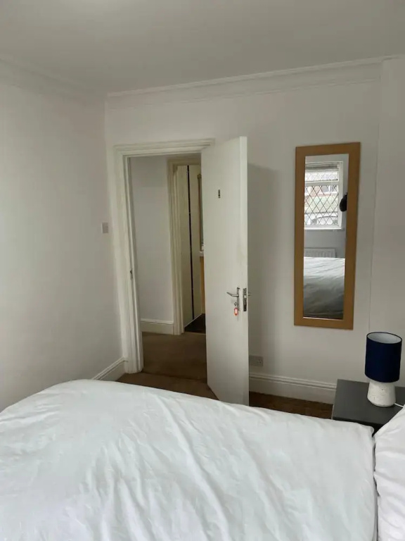Charming 5-bed House in Mitcham
