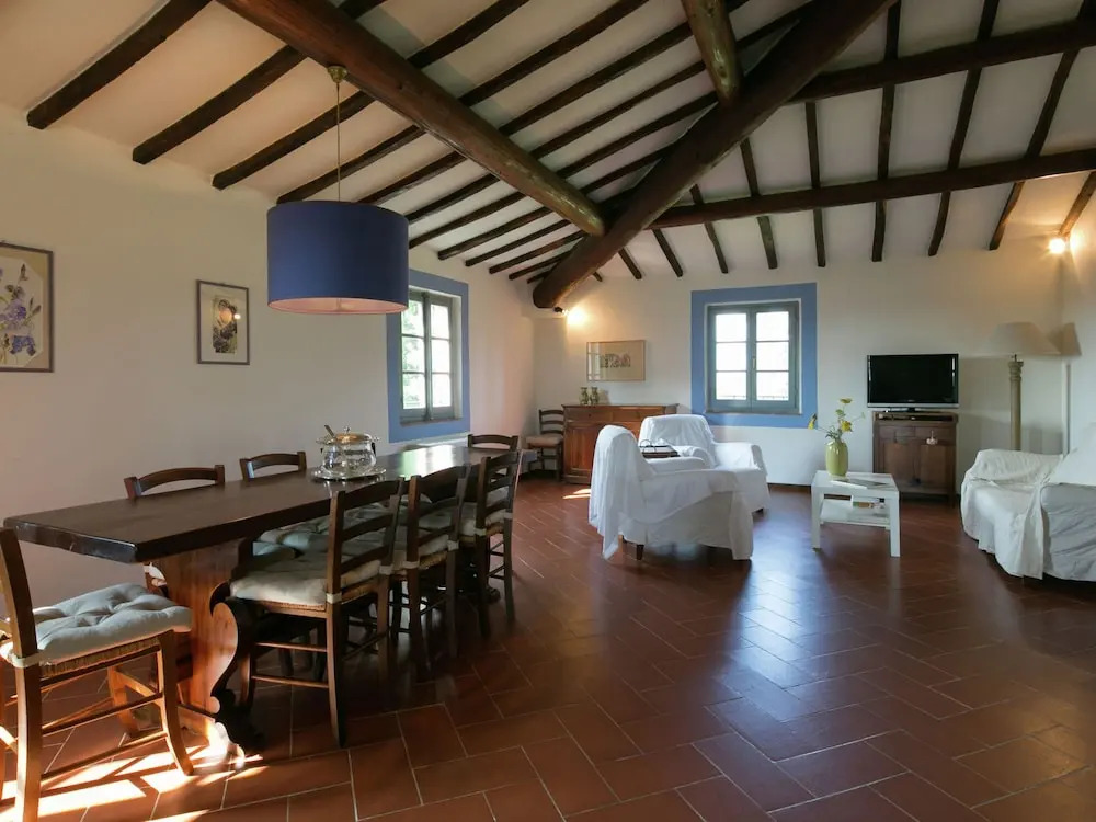 Villa with Private Swimming Pool & Spacious Garden in Valdichiana near Cortona