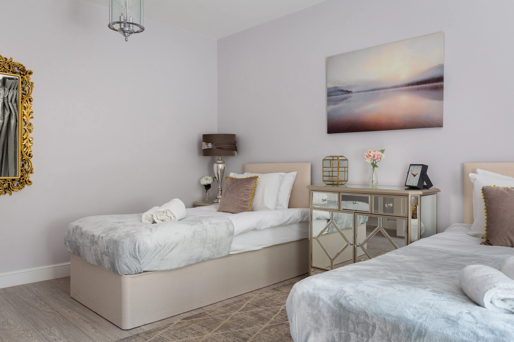 Sophisticated modern 2-bed 2-bath on Cromwell rd
