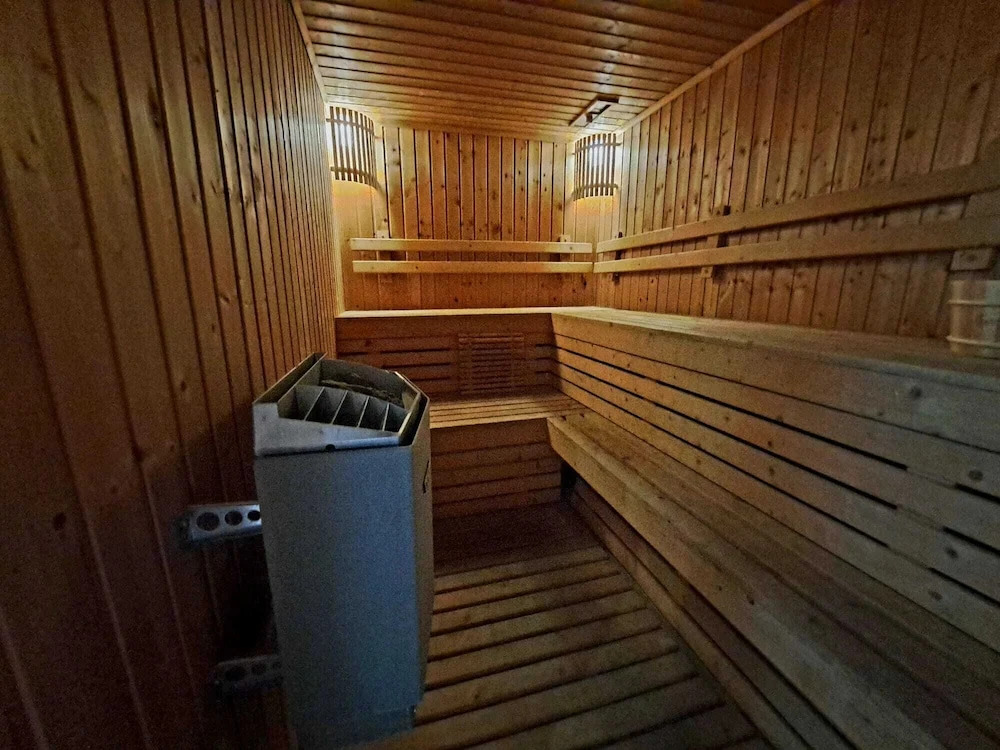 2D - 3 Bedroom Downtown Apartment With Shared Pool