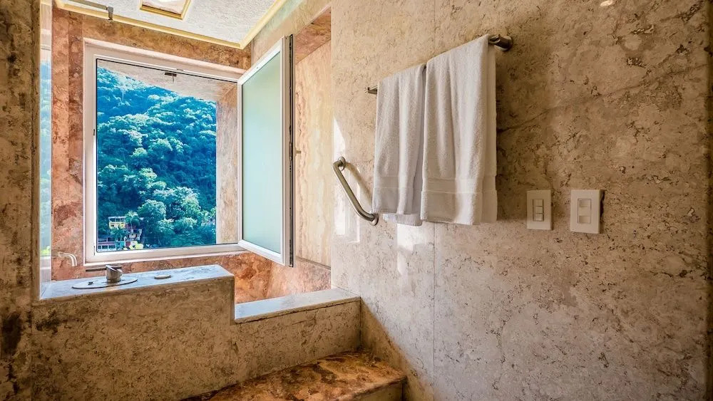 Penthouse With Amazing Views, and Luxury Throughout