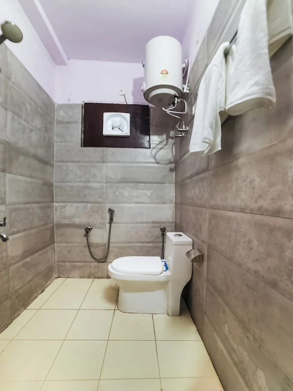 Oyo Flagship 30196 Noida Sector 5