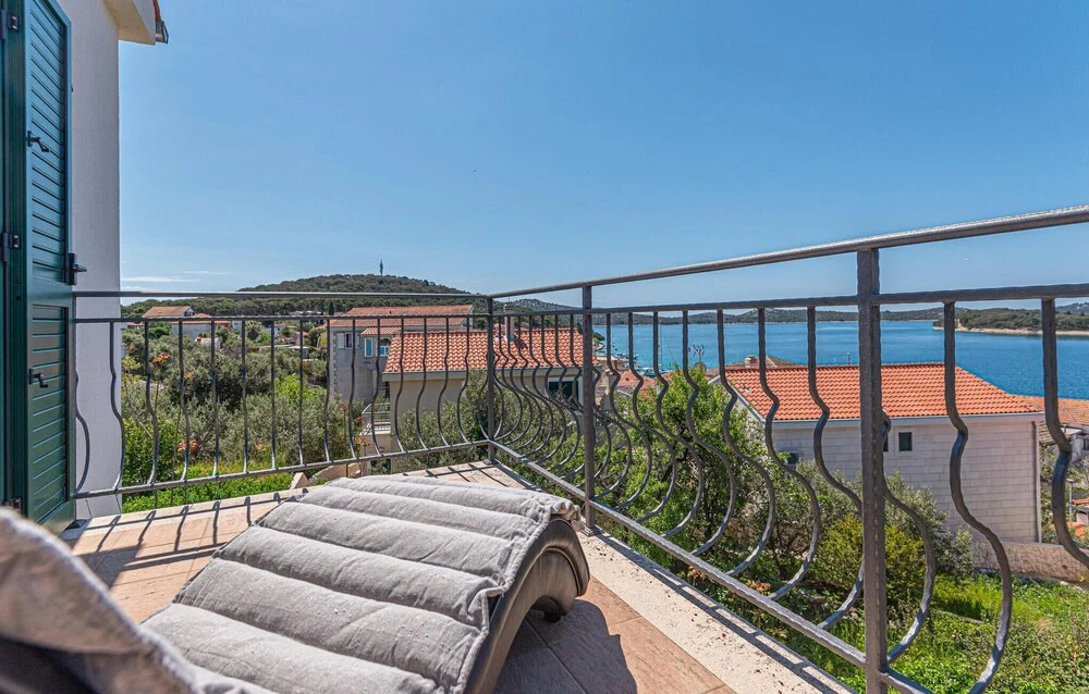 2 Bedroom Beautiful Home In Rogoznica
