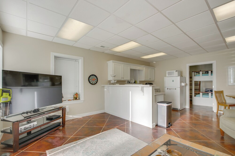 On-site Lake Access: Serene Waterloo Getaway
