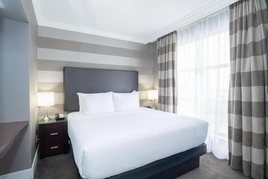 Stage West All-Suite Hotel & Theatre Restaurant