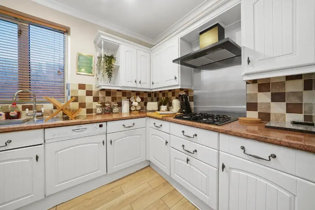 5 Bedroom House with Free Parking, Garden, Super Fast Wifi, Smart TVs with Virgin TV and Netflix by Yoko Property