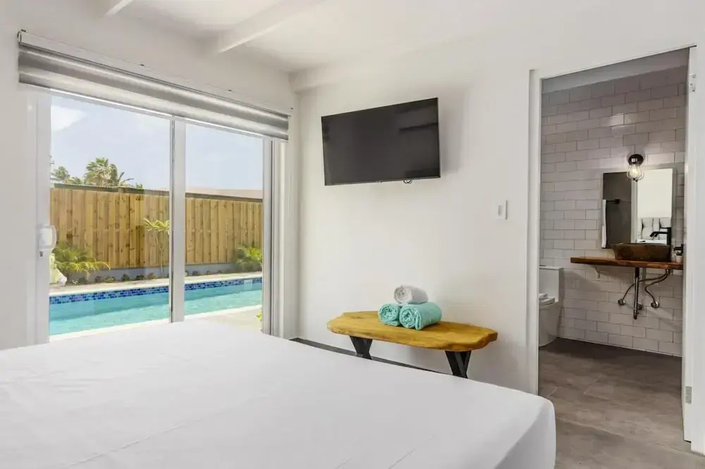 Luxurious Oasis Mins to Beach King Beds Pool