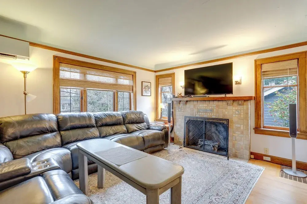 Charming Tudor-style Apt Near Green Lake!