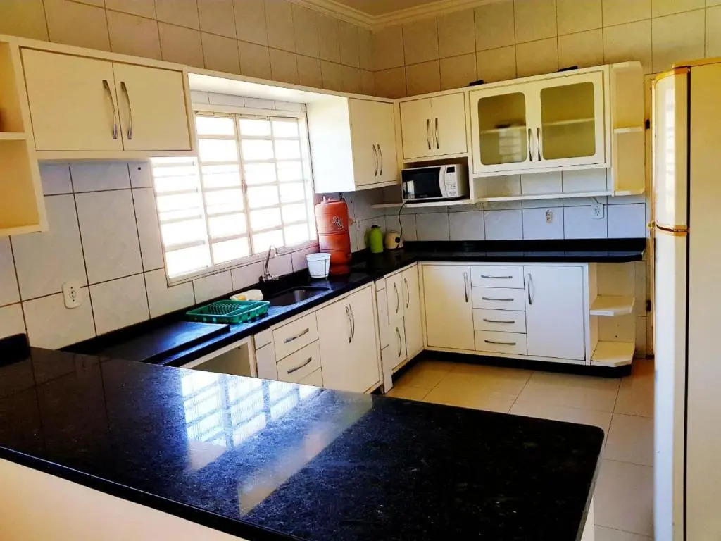 Ótima Casa Caldas Novas 2 km do centro para ate 14 pesssoas com piscina aquecida, churrrasqueira, Wifi