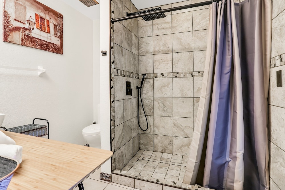 Peaceful Home With an Enclosed Patio, Pool, Grill, Washer/dryer, & AC