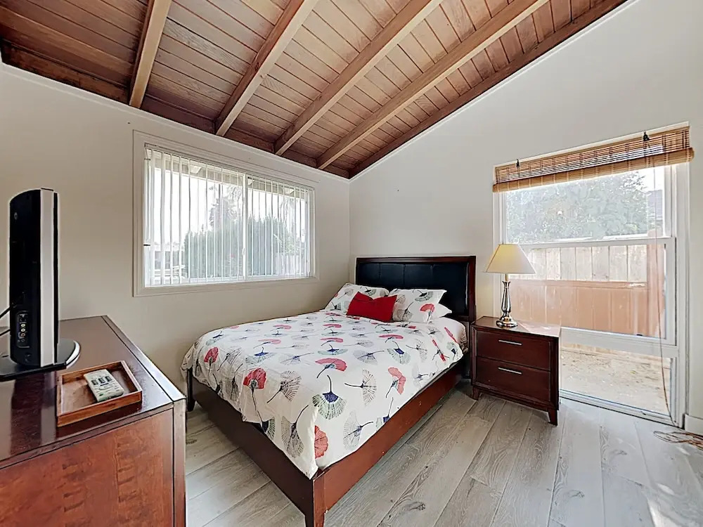 Larry 10631 - 3 Br home by RedAwning