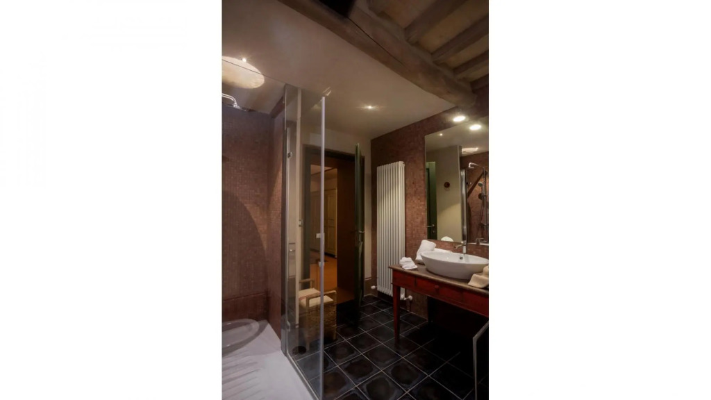 Sleeps: 12 (6 bedrooms, 6 bathrooms) 450 m2. Private garden and the pool (5x12 mts – 1,30mts depth),-VILLA LEOPOLDINA