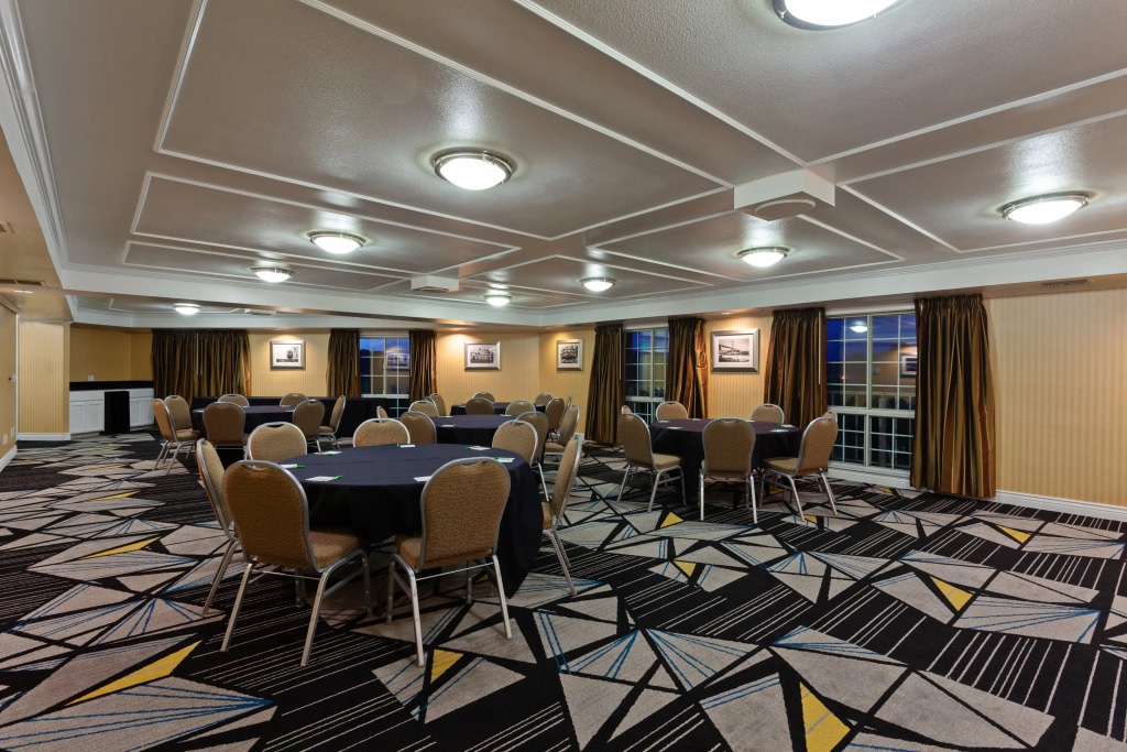Holiday Inn & Suites San Mateo - SFO by IHG