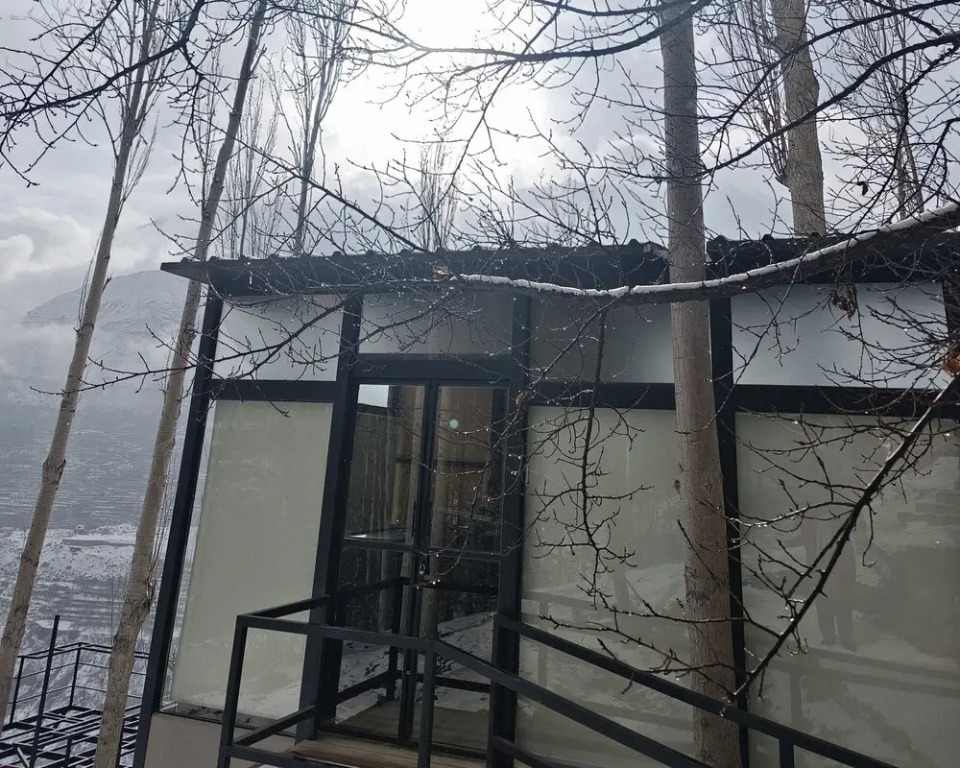 Stunning Cliff-edge 2-bedroom Chalet in Karimabad