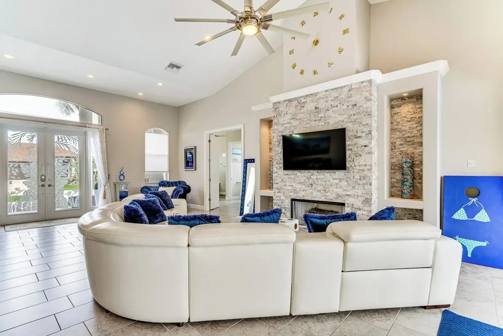 Canalfront Pool & Hot Tub: Home in Cape Coral