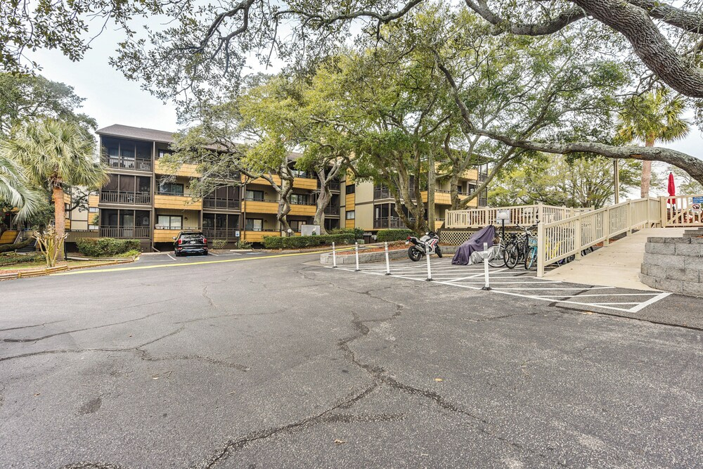 Walk to Ocean: Unit w/ 2 Balconies in Myrtle Beach