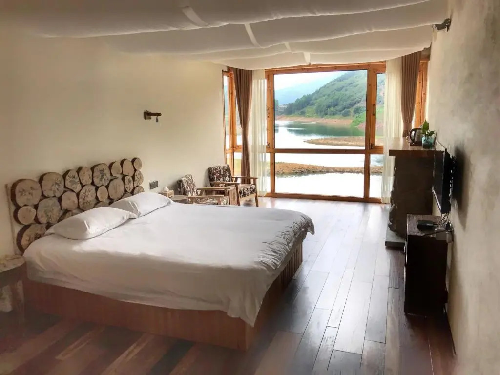 The Lake View Deyishe Resort in Thousand Island Lake