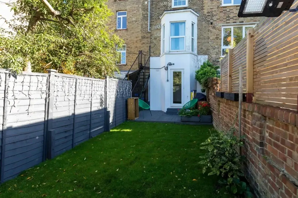 Stylish 2 Bedroom Flat With Large Private Garden