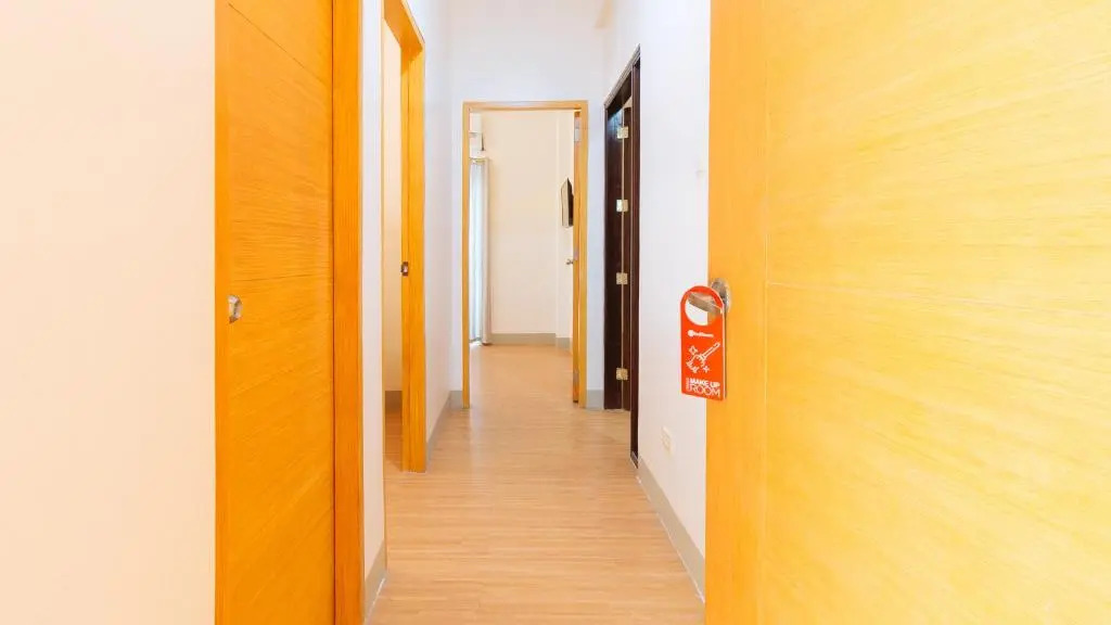 RedDoorz Plus @ IMU1 Suites Paranaque