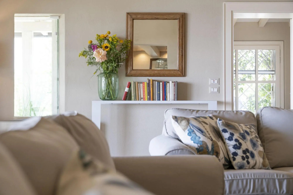 Bianca la Luna boasts a spectacular panoramic view of Lake Trasimeno, elegant interiors with light c-Bianca la Luna