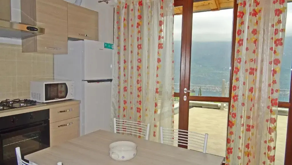 La Quiete 29 Lake view Apartment by Gardadomusmea