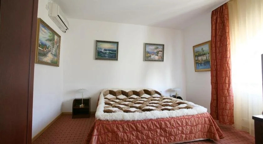 Family Art Hotel Gallery