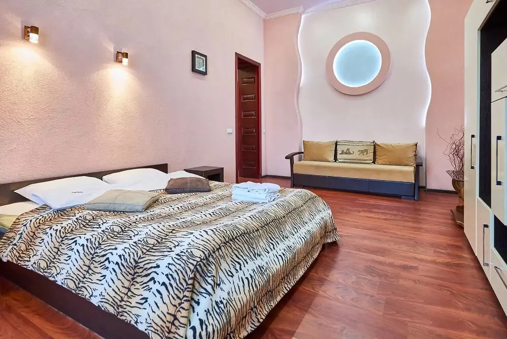 Апартаменты Home-Hotel, ул. Лысенко, 1