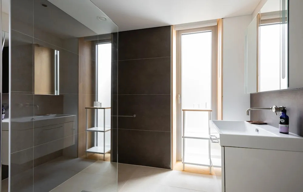 The Chelsea Walk - Modern & Bright 3BDR House with Rooftop & Parking