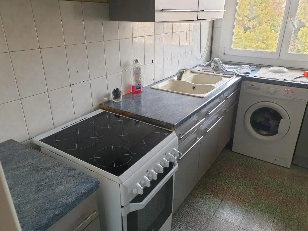 NEW CHEAP PRIVATE ROOM, KITCHEN , OVERWIEUW sea,TRAM on spot, 12 minutes from nice train station with tram , beach in 17 min tram , CHAMBRE PRIVÉE pas cher, cuisine équipée , tram sur place, APERÇU mer, 12 min de la gare de Nice avec le tram, 17 min plage