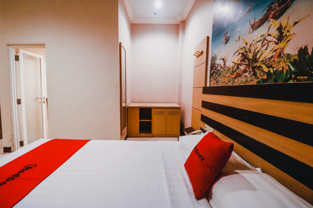 Reddoorz Plus near Makassar Town Square