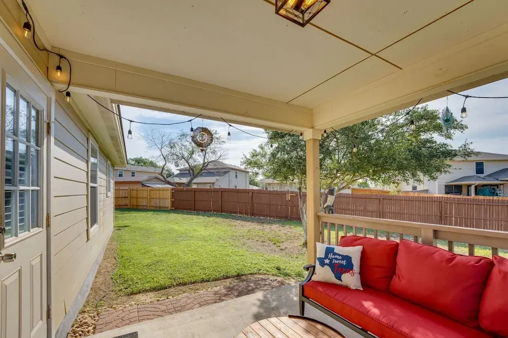 Sunny Universal City Home ~ 18 Mi to San Antonio!