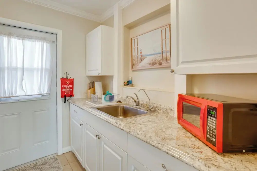 Relax in Hot Tub, Walk to Springs: North Port Home