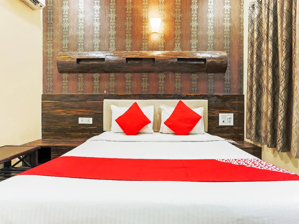 OYO 8759 Hotel Adore Palace