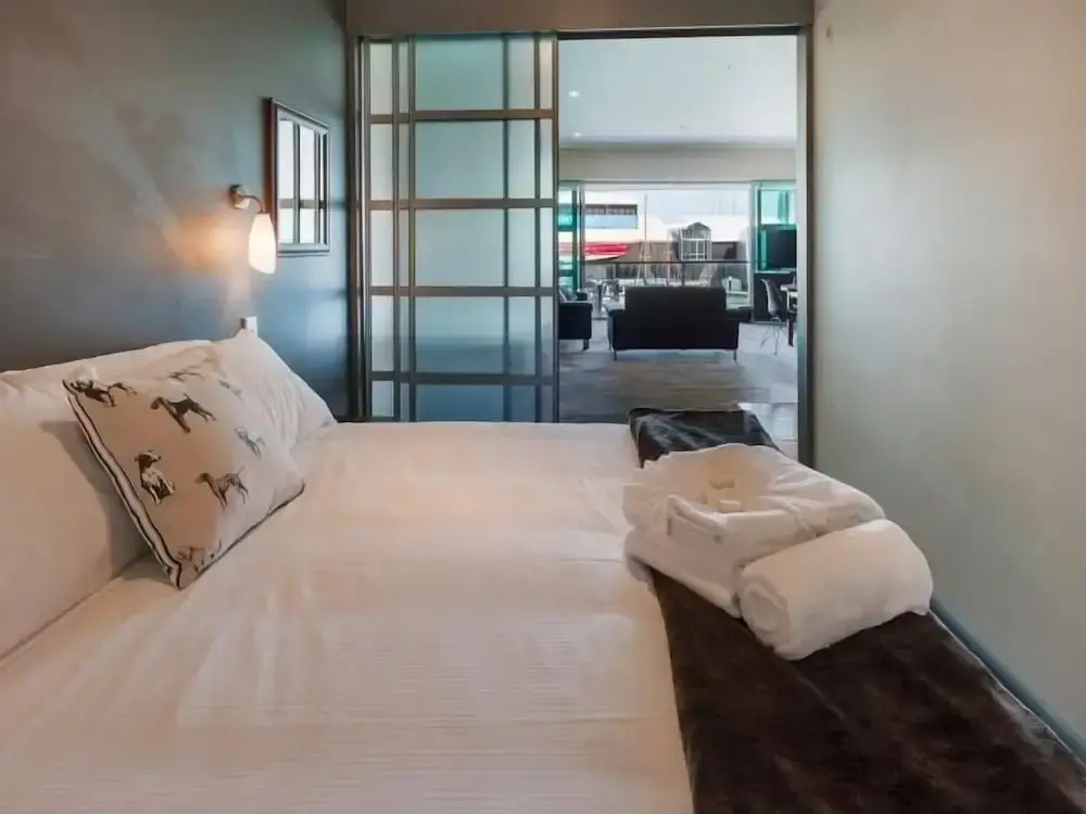 Seaview Waterfront Hotel Apt