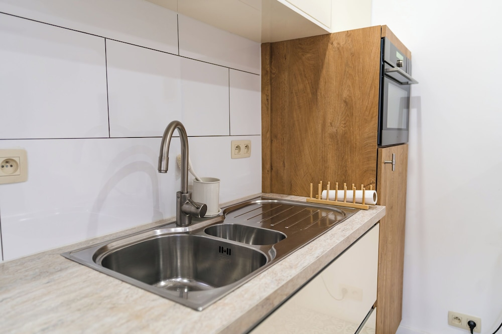 Modern 3BR Apt for 6 with Patio Ghent