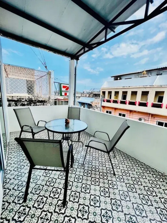 PJ Hostel & Bar