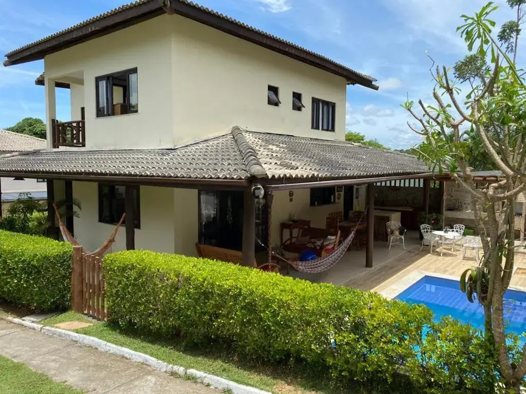 Casa 4/4 agradável com piscina e churrasqueira