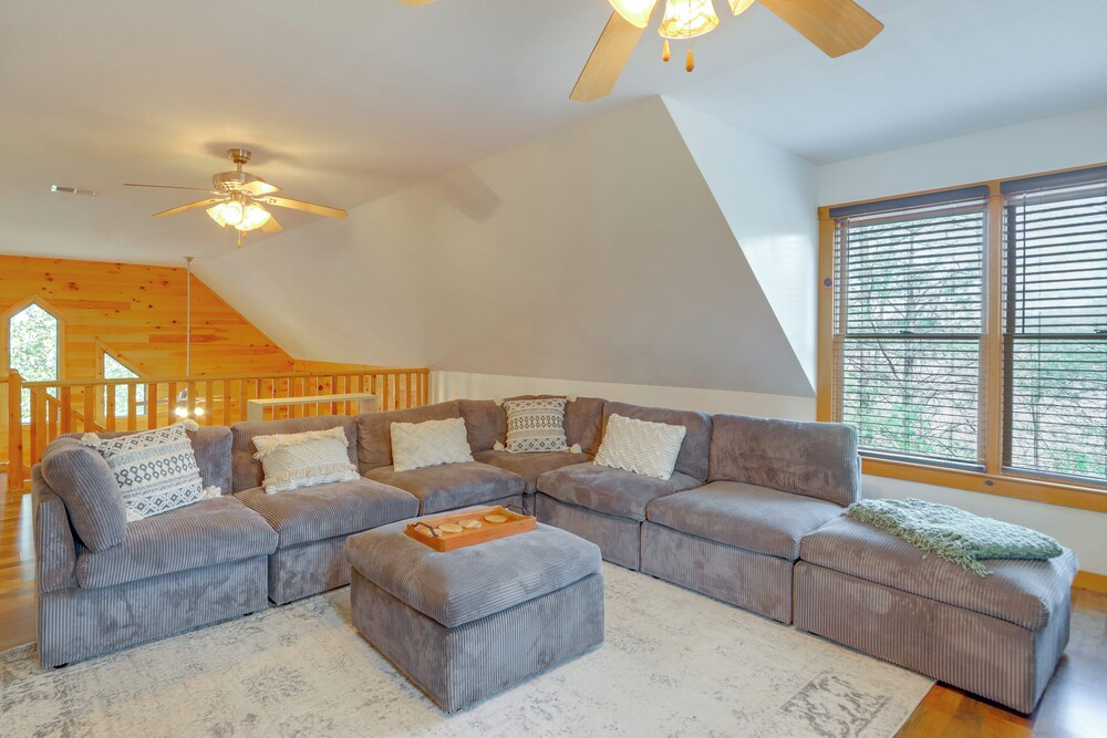 Peaceful Ellijay Cabin: Pool Access & Resort Perks
