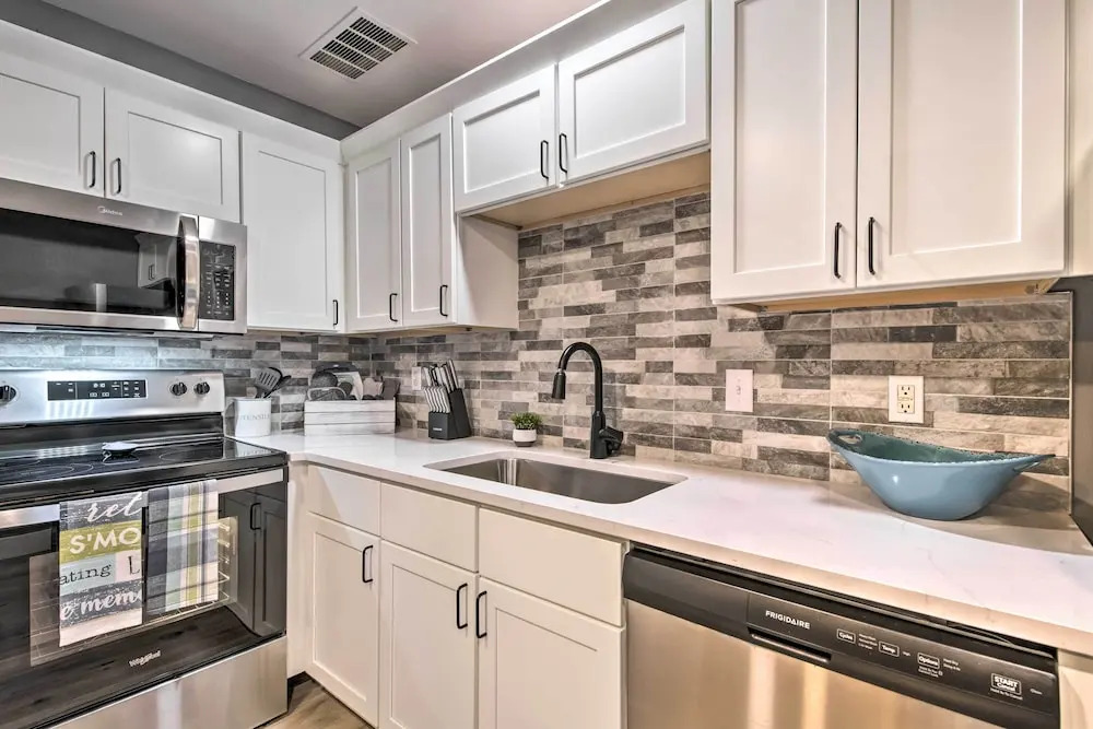 Pet-friendly Abode, Walk to Table Rock Lake!