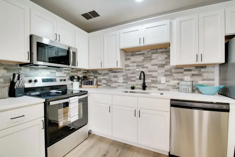 Cheerful Townhouse - Walk to Table Rock Lake!