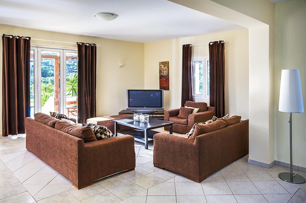 Spacious Villa with Private Pool & Outside Bar near Sea in Sisi