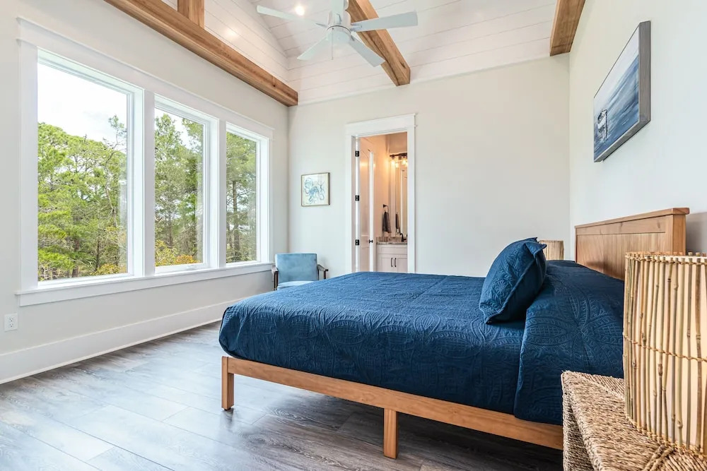 Lakeside Elegance Near Beach Access