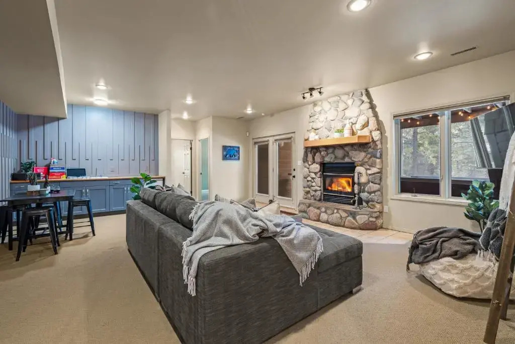 The Caribou Lodge I HotTub I Fireplace I Sleep16