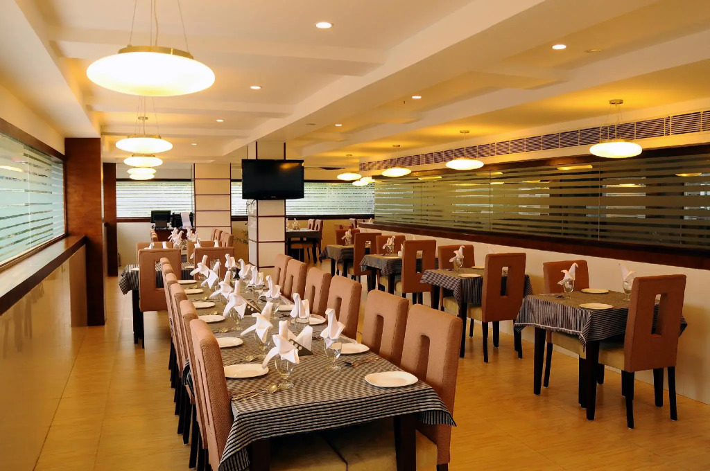 Holiday Vista Thekkady a premium hotel near periyar wild life sanctuary with sky view pool
