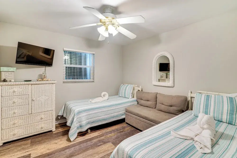 Poolside Retreat 2 Mi to Dtwn Cape Coral