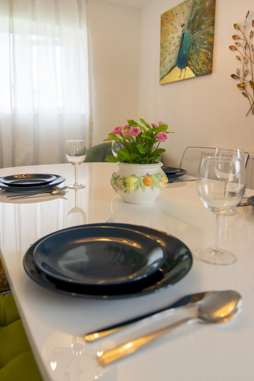 PickThePlace 3-bedroom Plymouth apartment